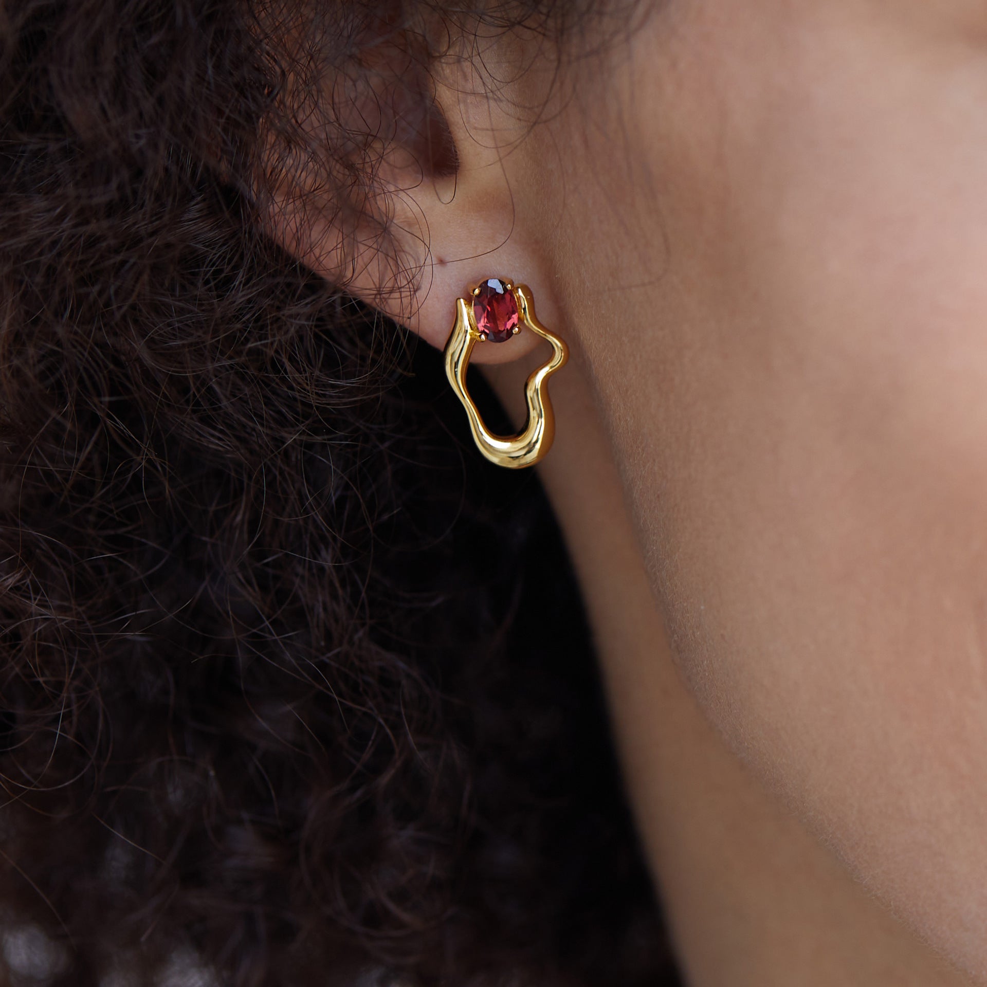925Silver Natural Garnet Earrings with Flowing Line Design, Niche Electroplated18K Golden Versatile New Women's Earrings