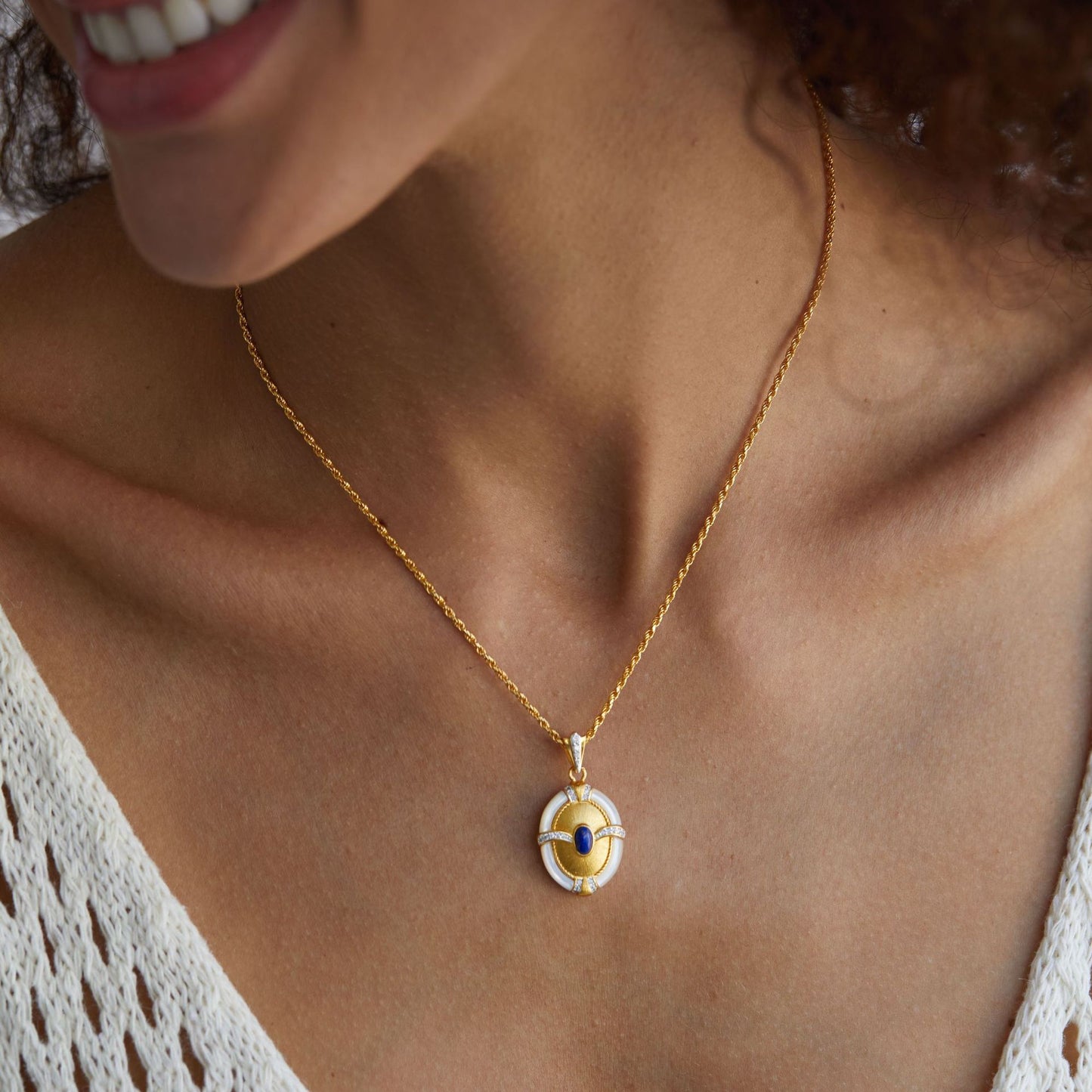 Серебряное колье ручной работы из серебра S925 с матовой отделкой, подвеской из натурального лазурита, плетеной цепочкой, минималистичным дизайном и белым перламутром.