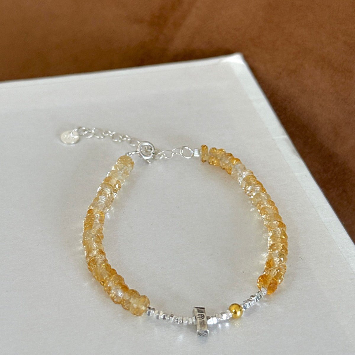 Браслет из тайского серебра 925 пробы с натуральным градиентным желтым кристаллом, символизирующий удачу и ежедневное процветание, с изысканным дизайном.