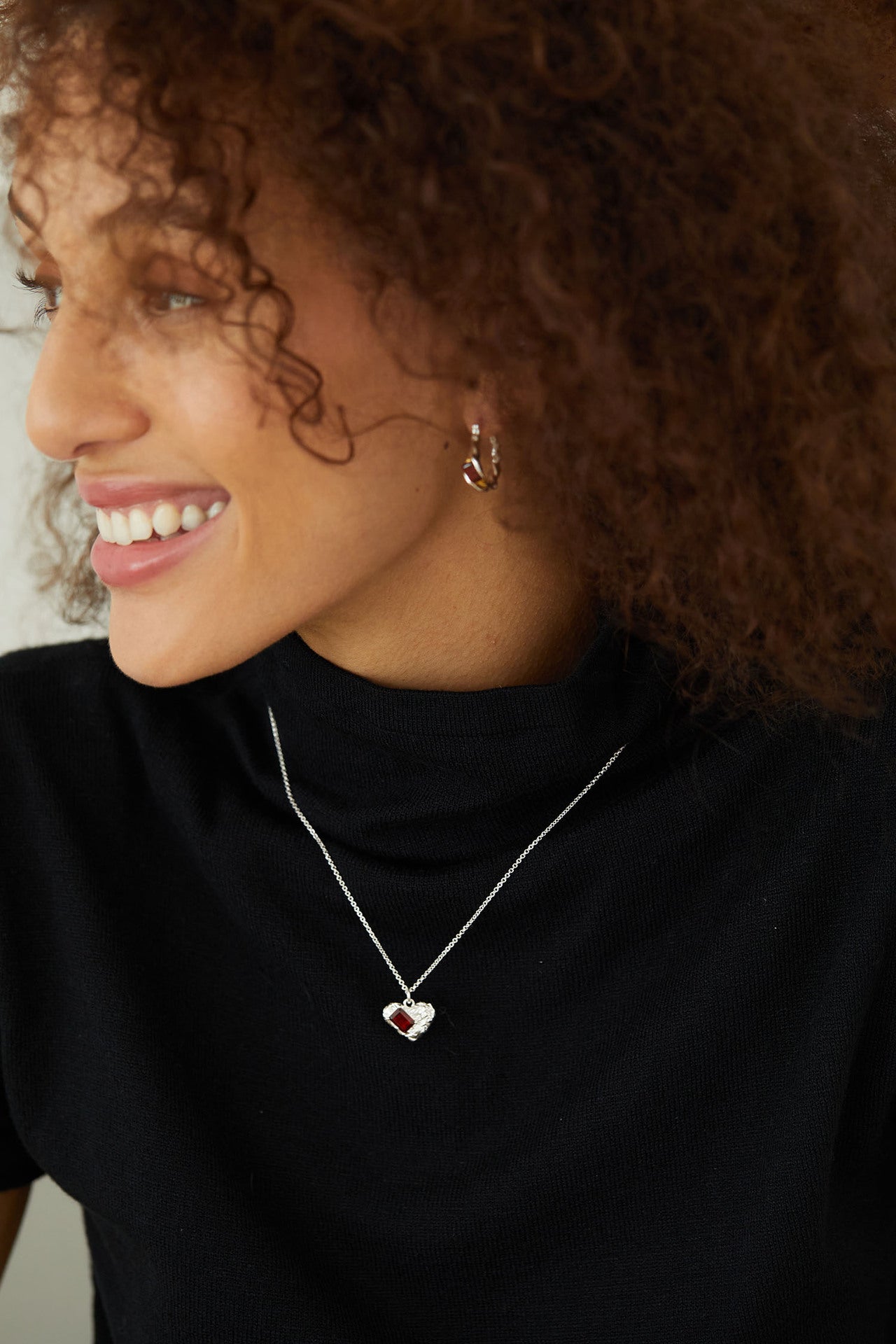 Whole Body S925Pure Silver Necklace Ancient Tin Foil Pattern Design Inlaid with Garnet Heart Shaped Bright Silver Light Luxury Pendant for Women