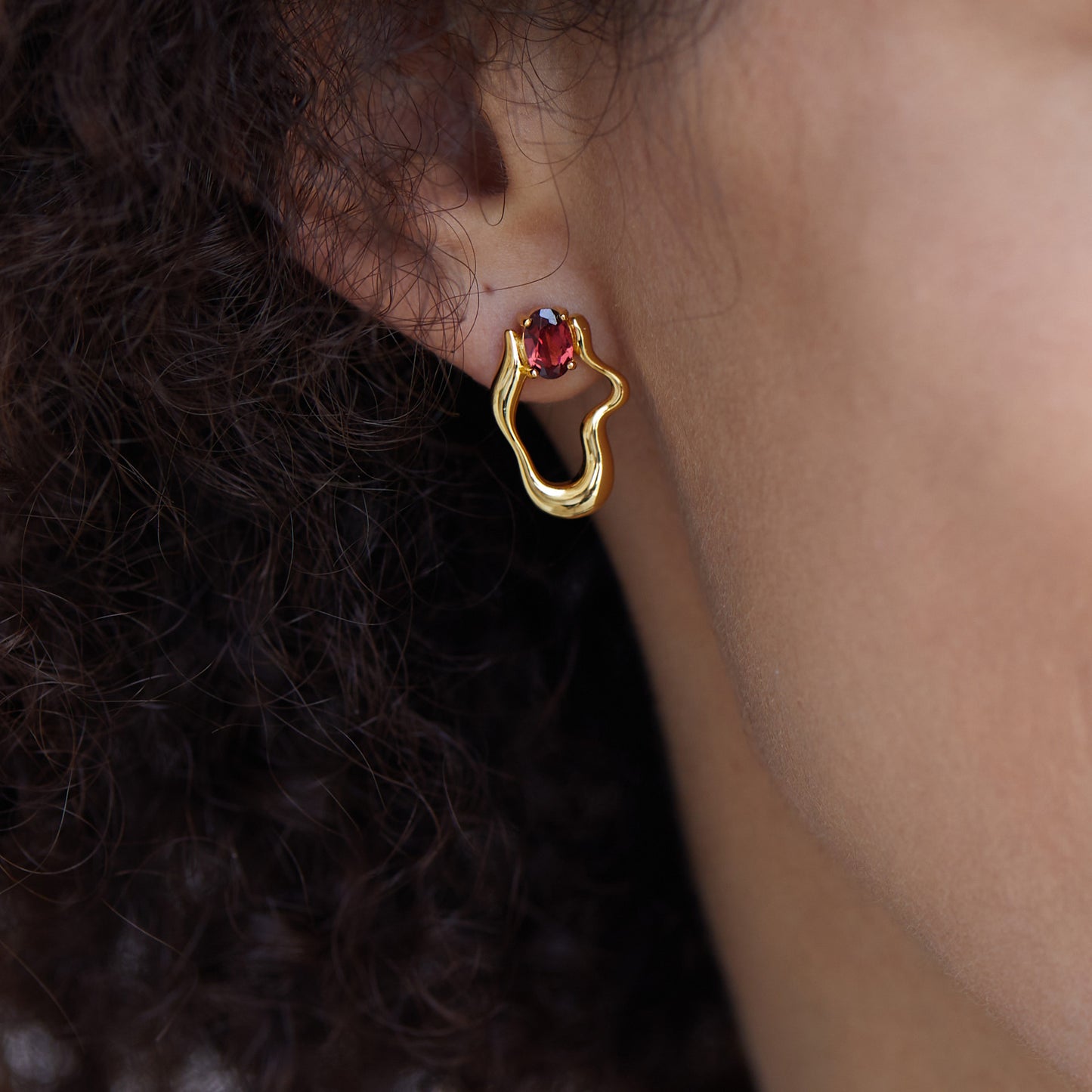 925Silver Natural Garnet Earrings with Flowing Line Design, Niche Electroplated18K Golden Versatile New Women's Earrings