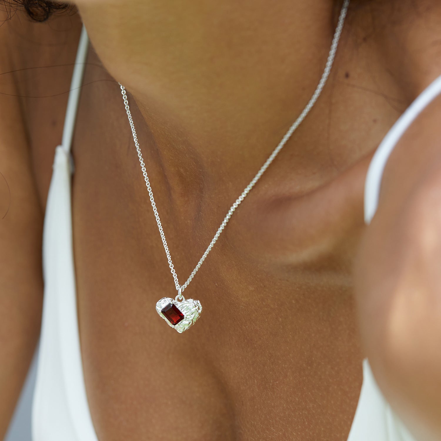 Whole Body S925Pure Silver Necklace Ancient Tin Foil Pattern Design Inlaid with Garnet Heart Shaped Bright Silver Light Luxury Pendant for Women